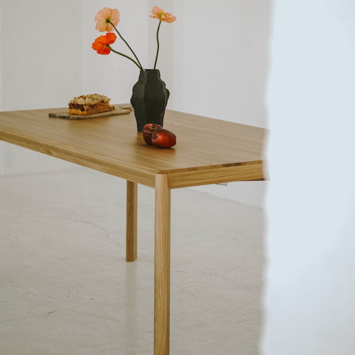 Handcrafted extendable LUVIO table made entirely from solid oak wood