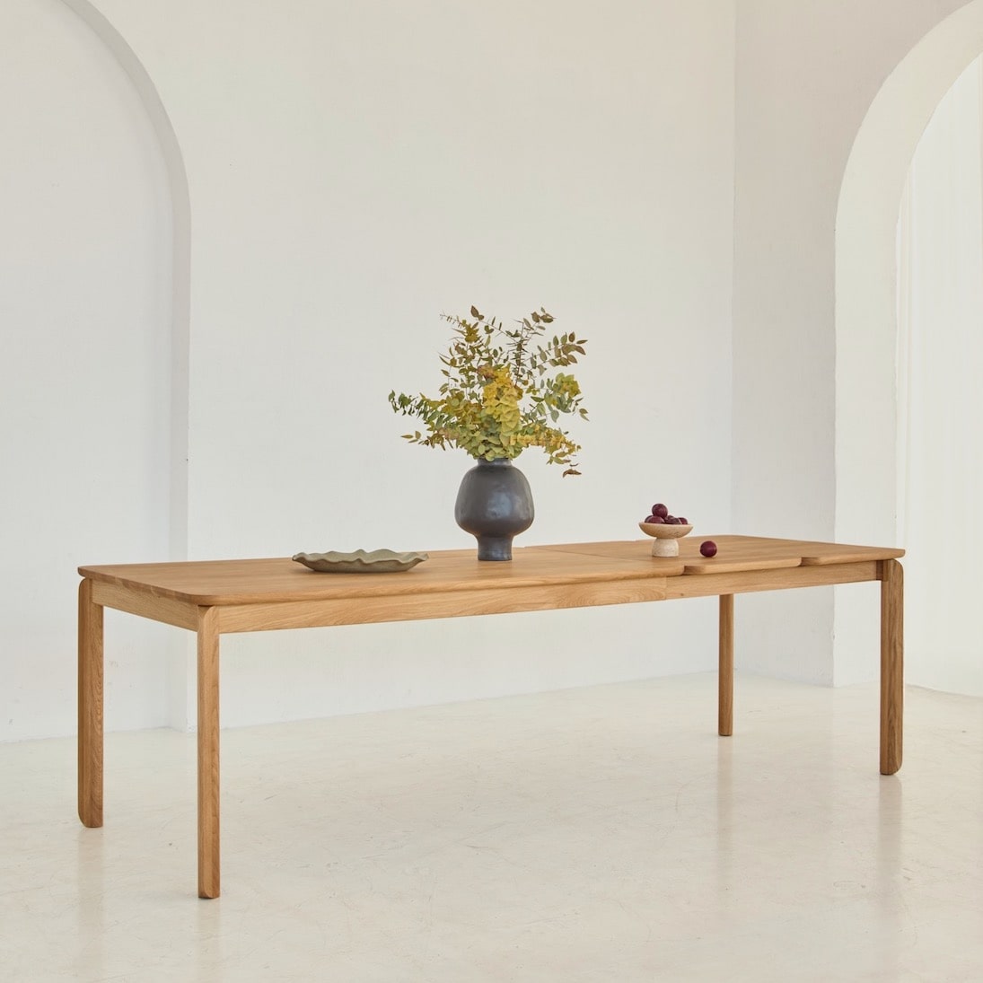 Handcrafted solid oak dining table BENO featuring rounded edges and soft corners