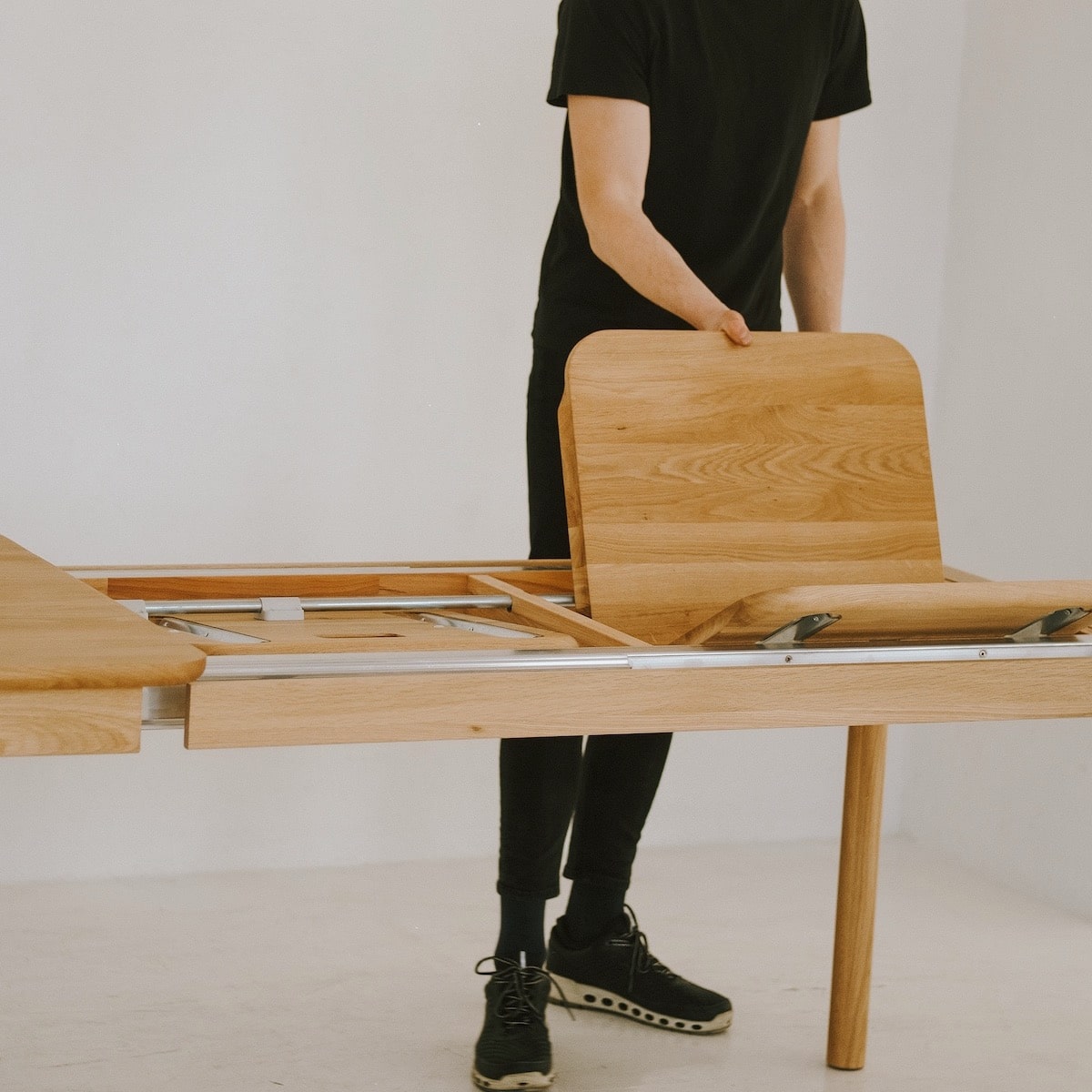 Extendable BENO table with hidden leaf extensions stored under the tabletop