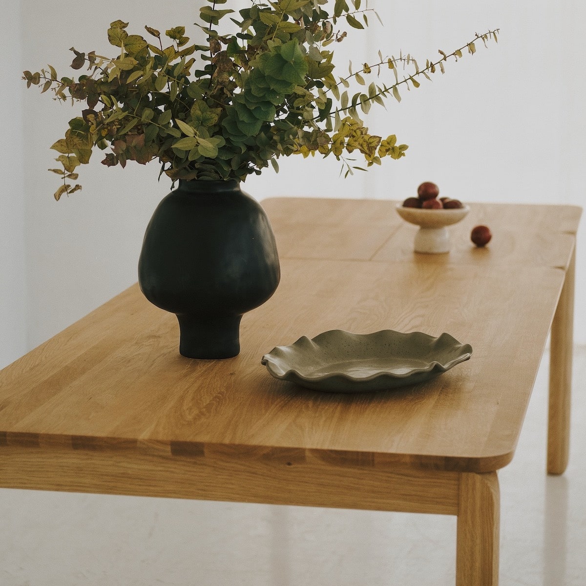 Minimalist solid oak dining table with tapered legs and sleek proportions – BENO model