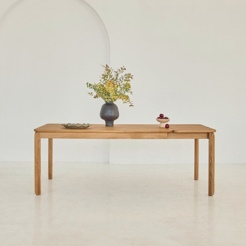 BENO dining table made from 100% solid oak – elegant design with extendable top