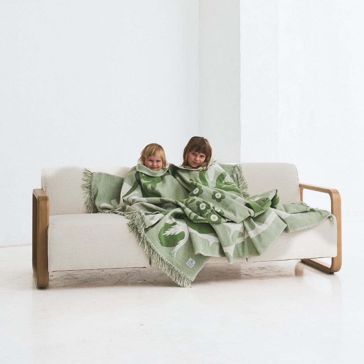 REDYK sofa with solid oak frame and artisan details