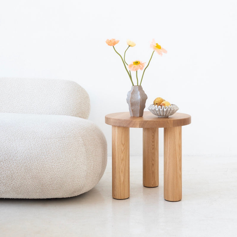 SK3 solid oak round tables – elegant design with natural character