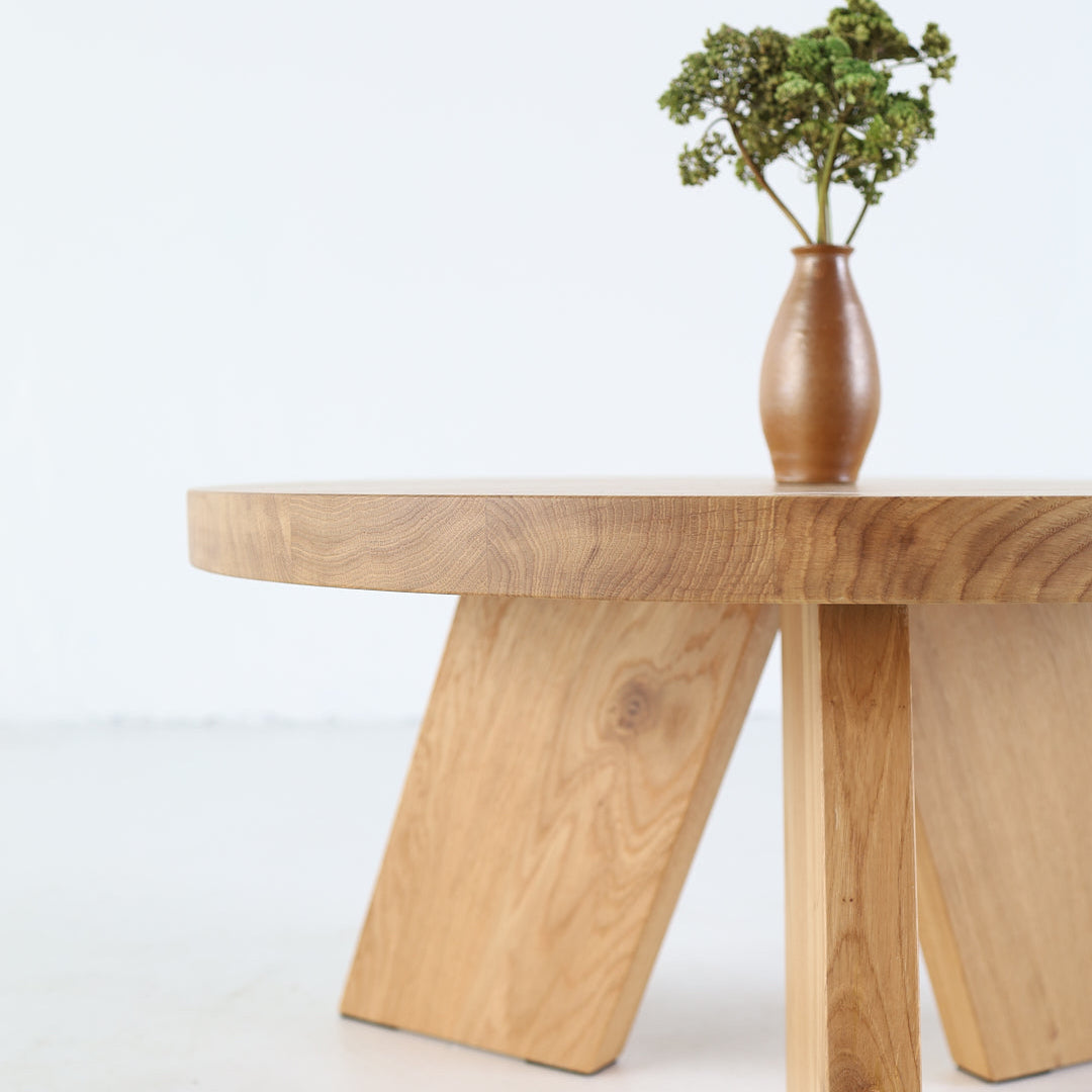 Close-up of SK5 solid oak tabletop showing natural wood grain