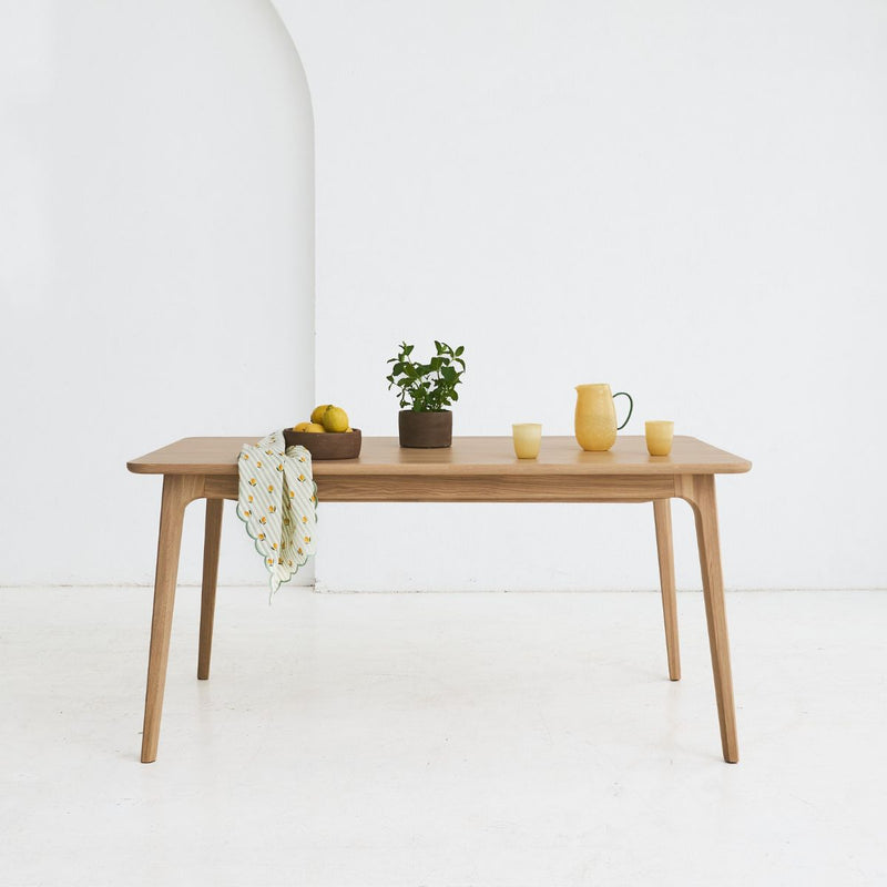 Side view of DUNO oak table – modern design with traditional warmth