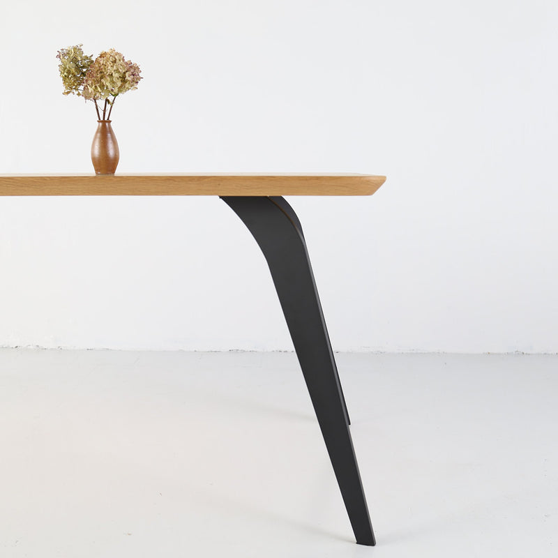 ST 2 dining table with solid oak top and slim metal frame – modern design