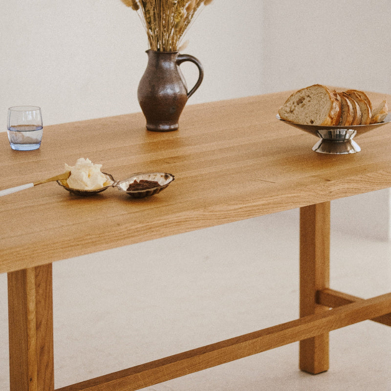 Close-up of ST 20 solid oak tabletop with smooth natural finish