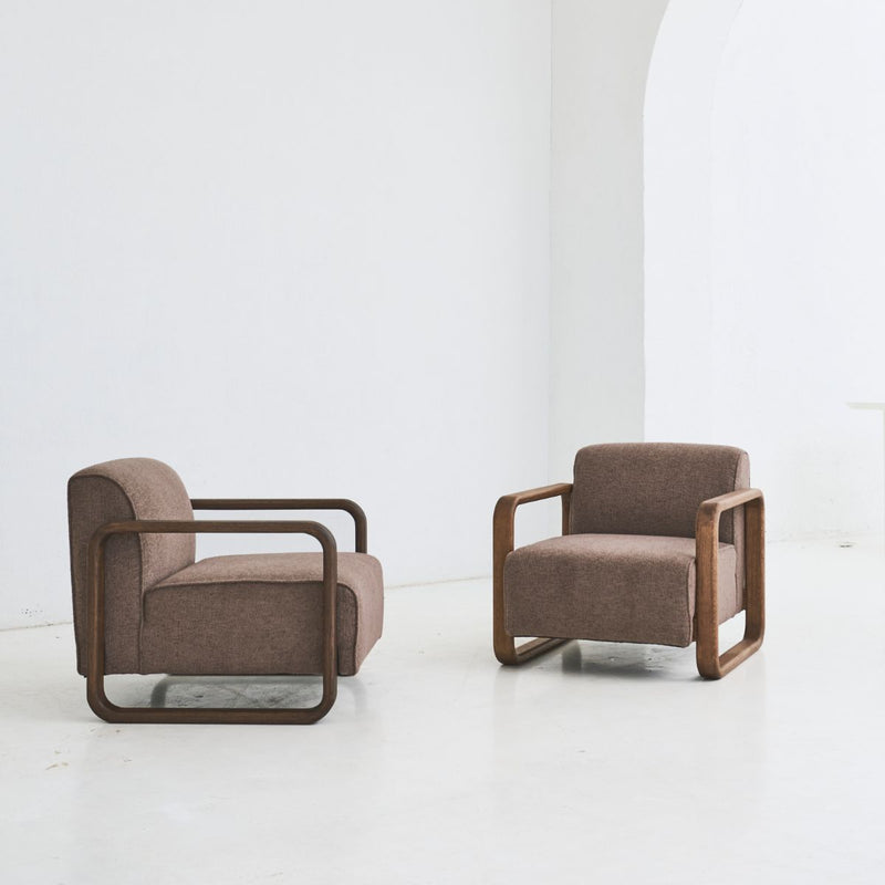 REDYK oak armchair with rounded seat and clean form