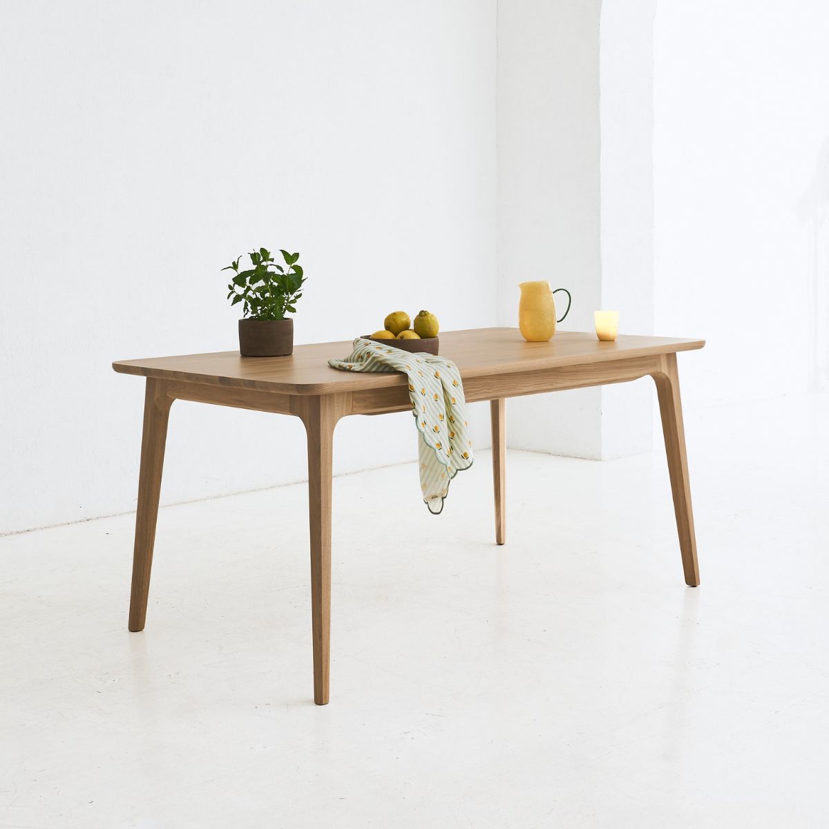 DUNO solid oak dining table – minimalist design inspired by Japanese aesthetics