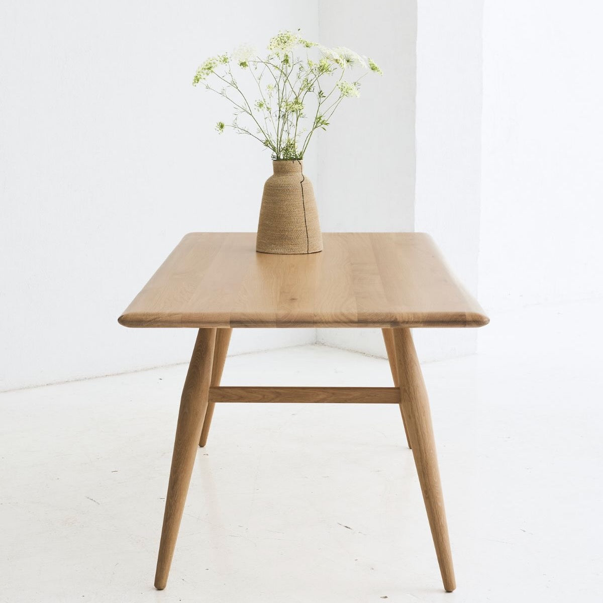 REDYK oak dining table – handmade artisanal craftsmanship