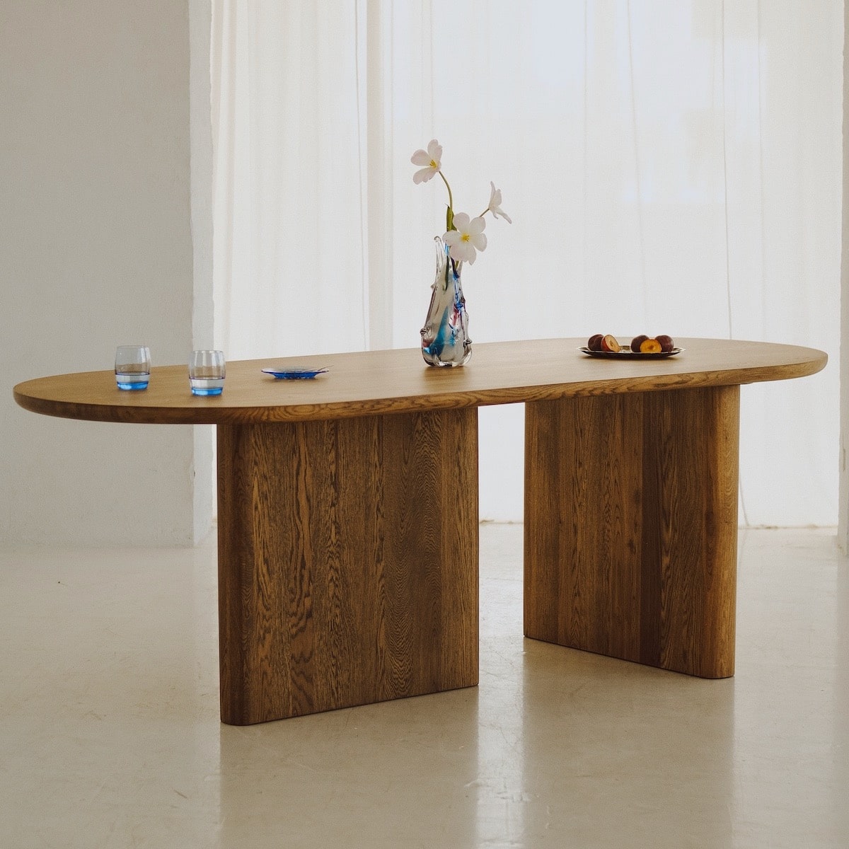 KAZA oak dining table – timeless design and clean lines