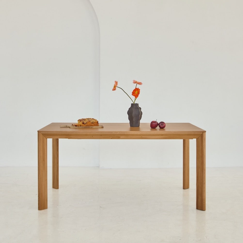 LUVIO solid oak dining table – elegant design with rounded corners and curved legs