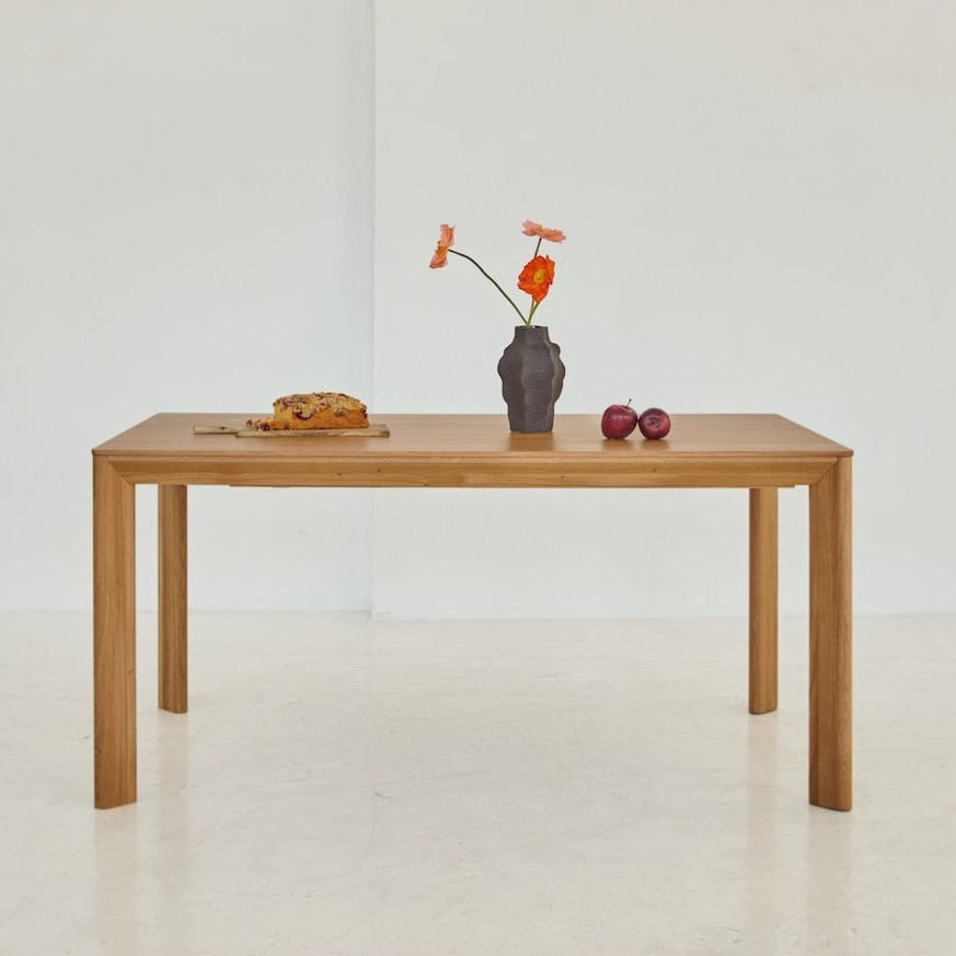 LUVIO solid oak dining table – elegant design with rounded corners and curved legs