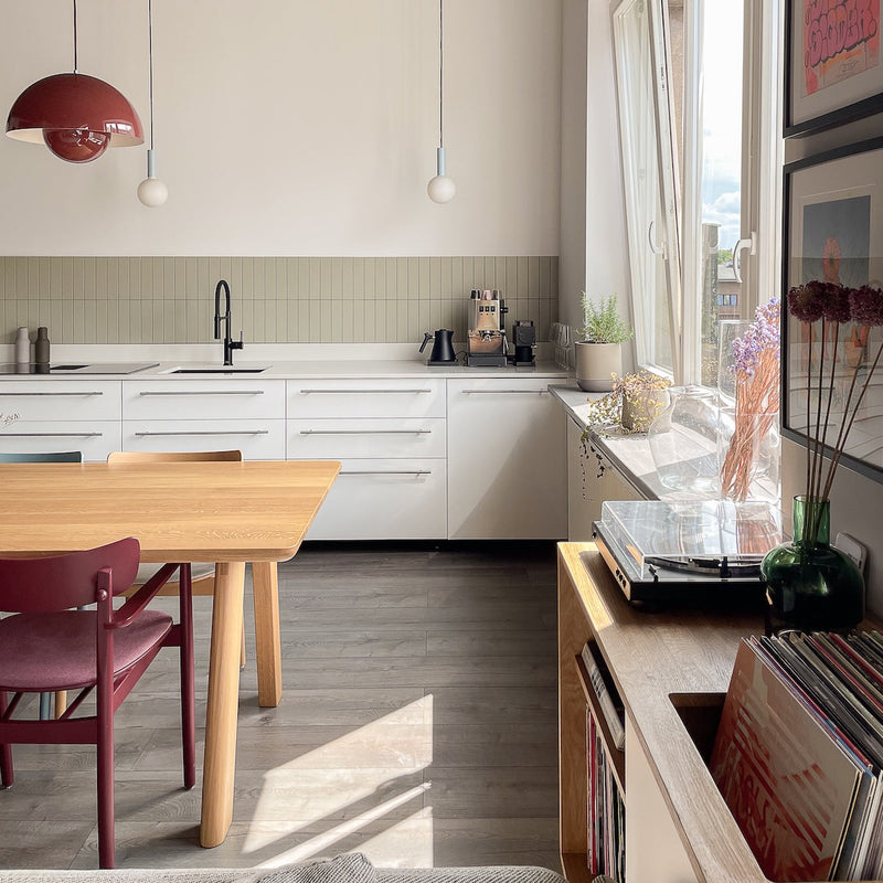 ST 17 solid oak dining table with thick rounded legs and elegant form