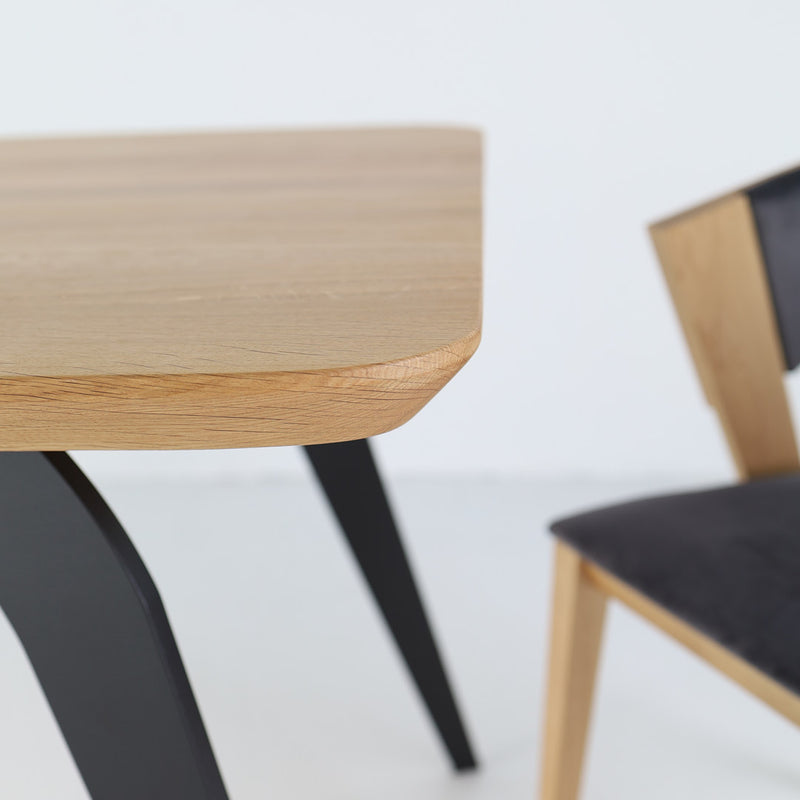 ST 2 solid oak table – bestseller combining elegance and functionality