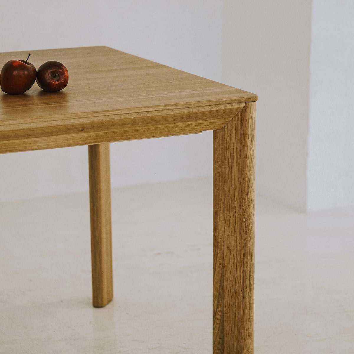 Extendable solid oak table LUVIO with undercut frame and rounded corners
