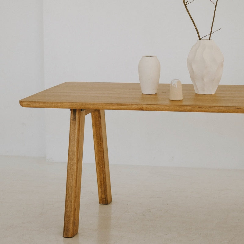 Close-up of ST 17 solid oak tabletop showing natural grain and texture