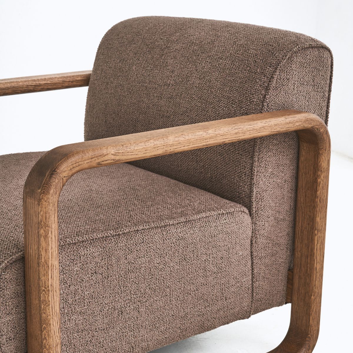 REDYK oak armchair with strong frame and artisan details