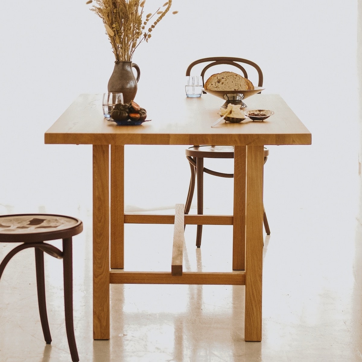 ST 20 solid oak table featuring clean lines and natural wood texture