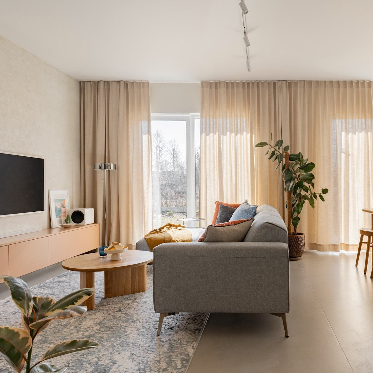 KAZA low round coffee table – elegant oak design