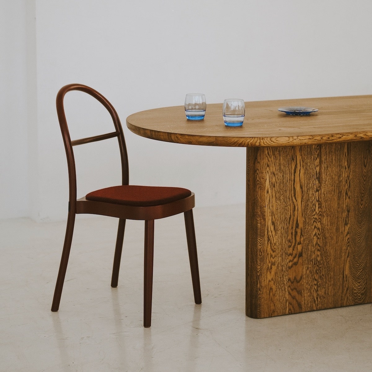 KAZA solid oak dining table – durable handcrafted furniture