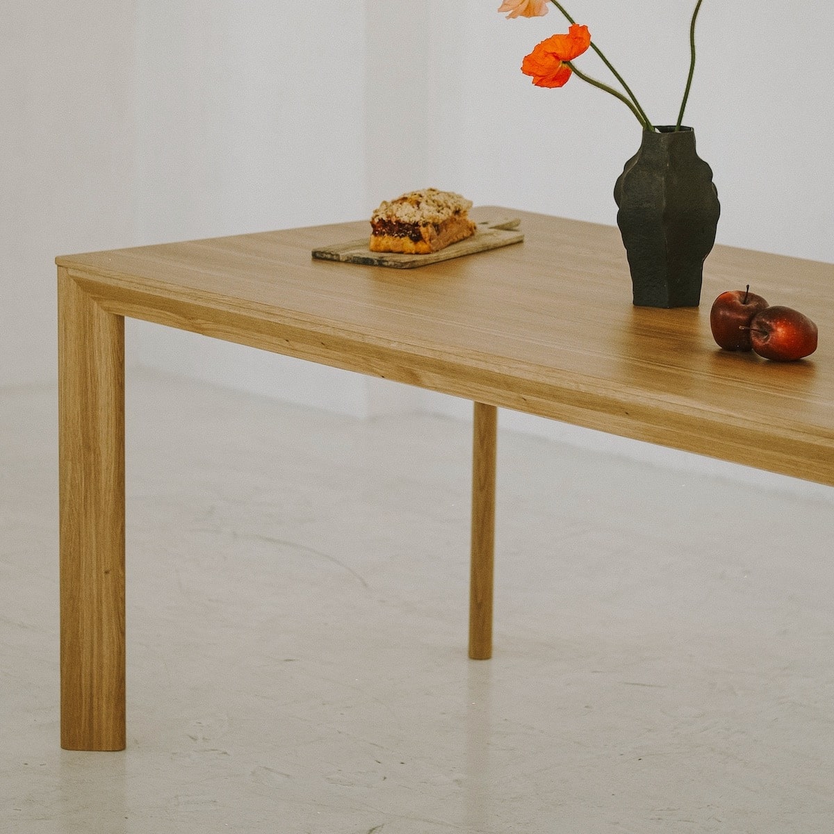 Detail of LUVIO solid oak tabletop with natural finish and fine craftsmanship