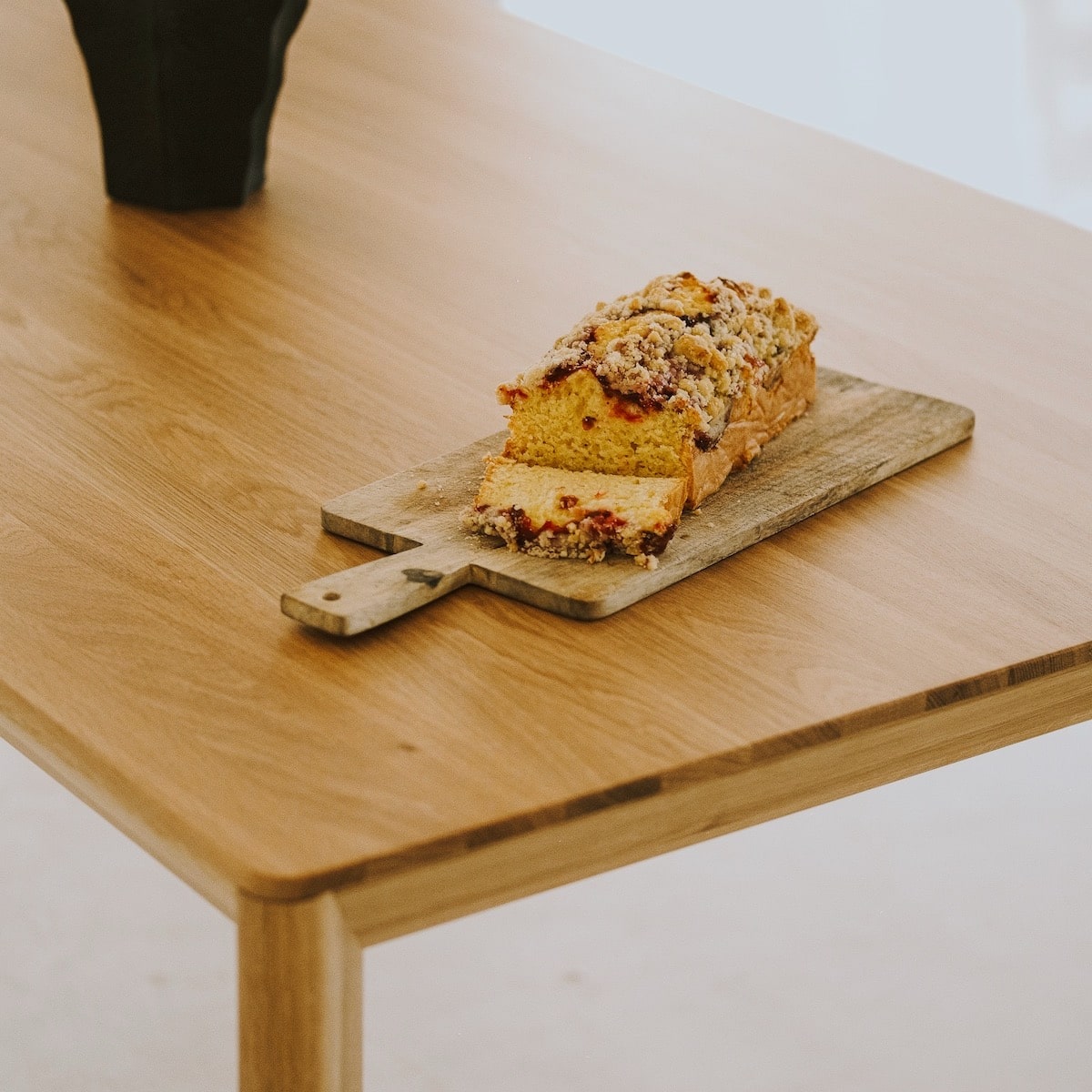 Modern LUVIO dining table combining solid oak structure with delicate proportions
