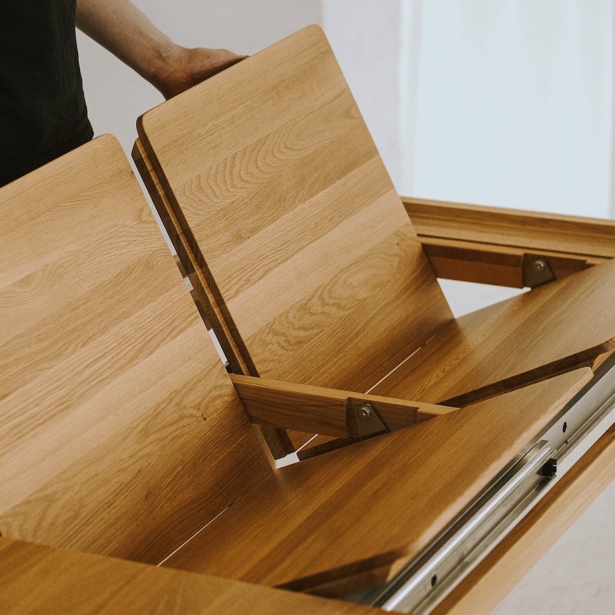 LUVIO solid oak table in a modern dining room interior – elegant and functional