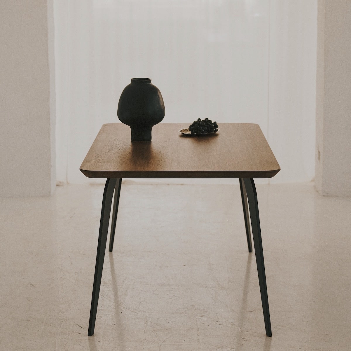 ST 2 solid oak table blending natural wood warmth with steel strength