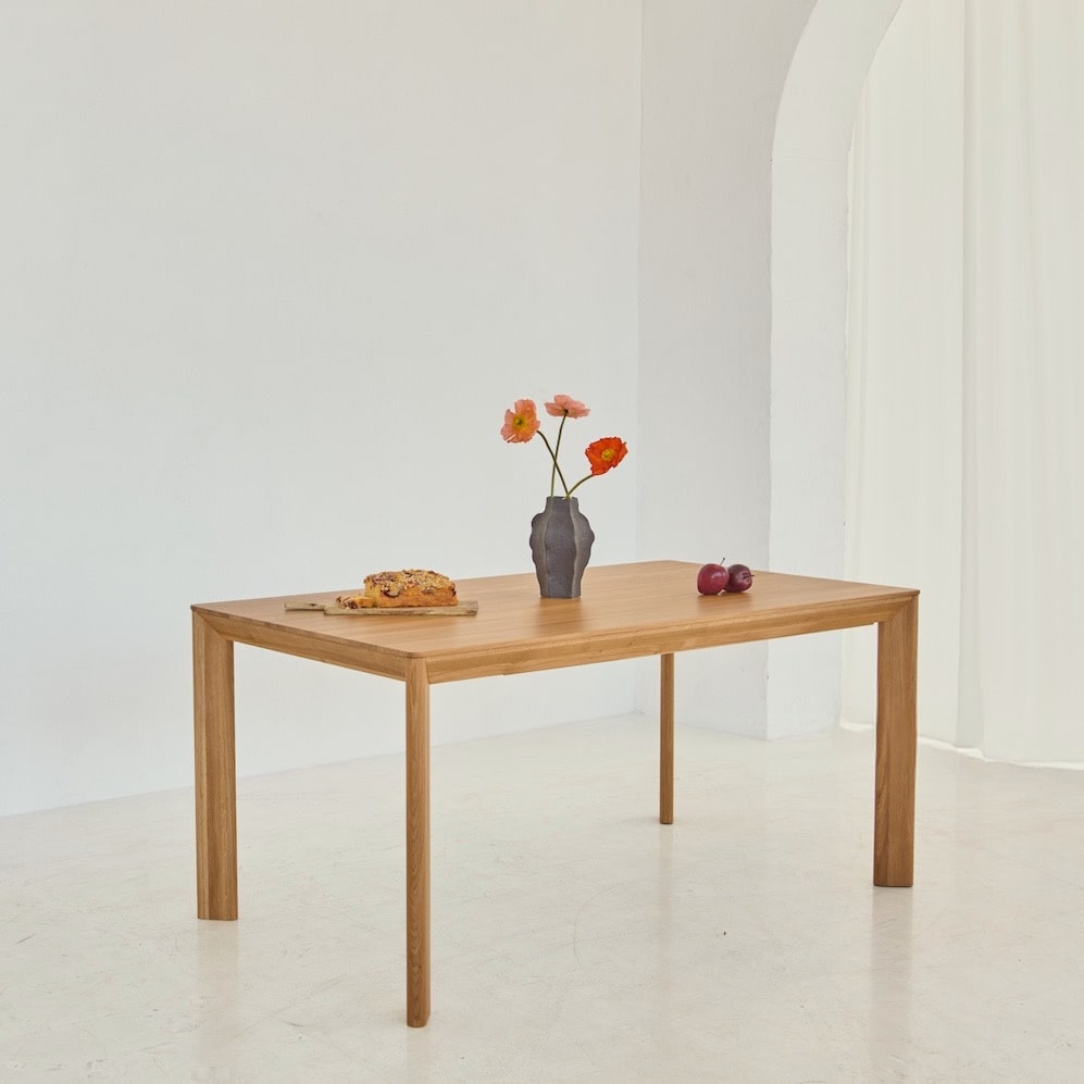Close-up of LUVIO solid oak tabletop showing smooth edges and natural grain
