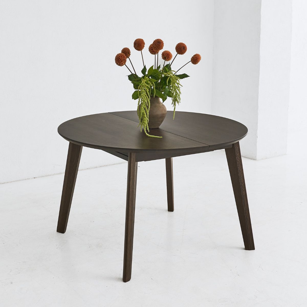 OLMA solid oak table with four legs and round handcrafted design
