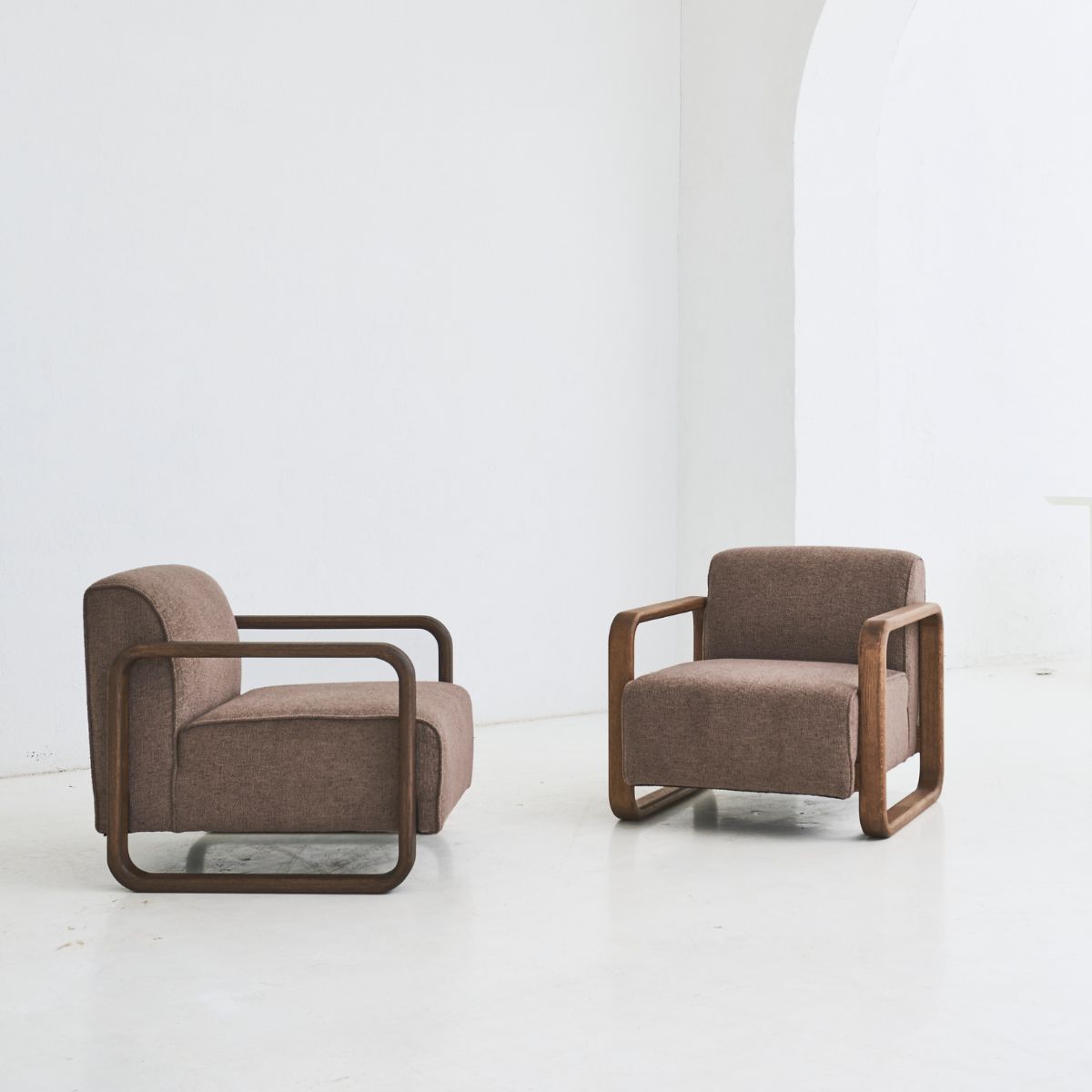 REDYK oak armchair with rounded seat and clean form