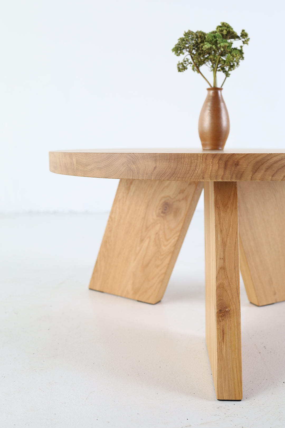 Close-up of SK5 solid oak tabletop showing natural wood grain