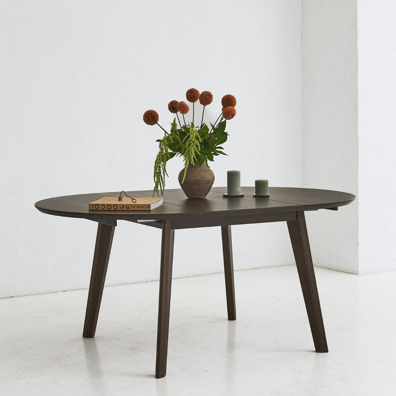 Round extendable oak dining table OLMA – perfect for small dining spaces