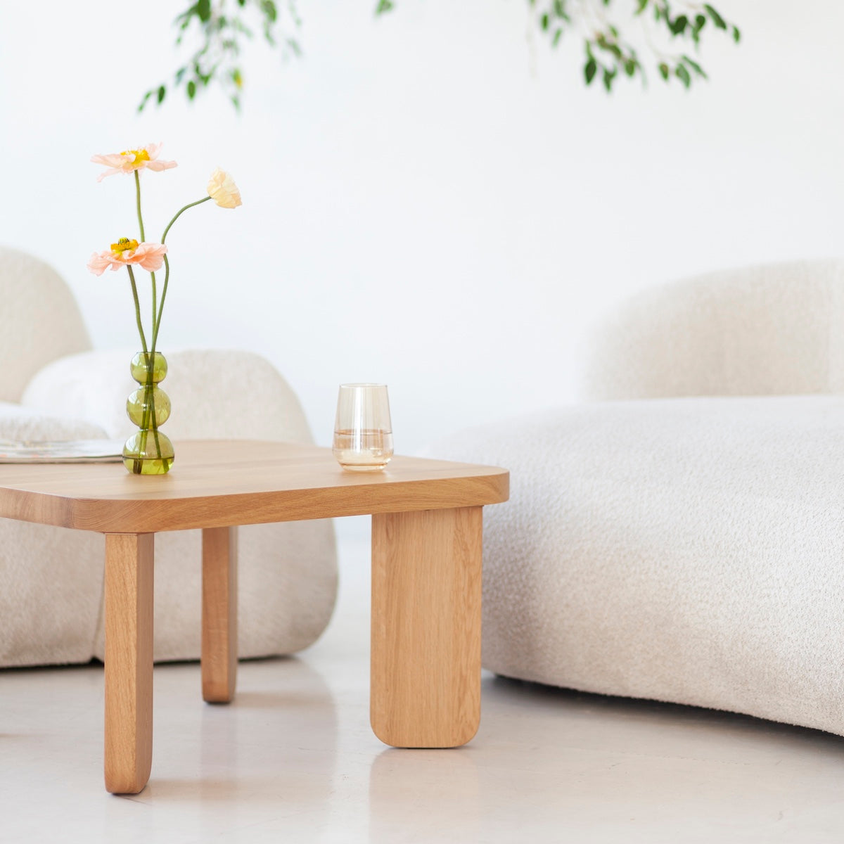 Close-up of SK1 solid oak tabletop showing natural grain