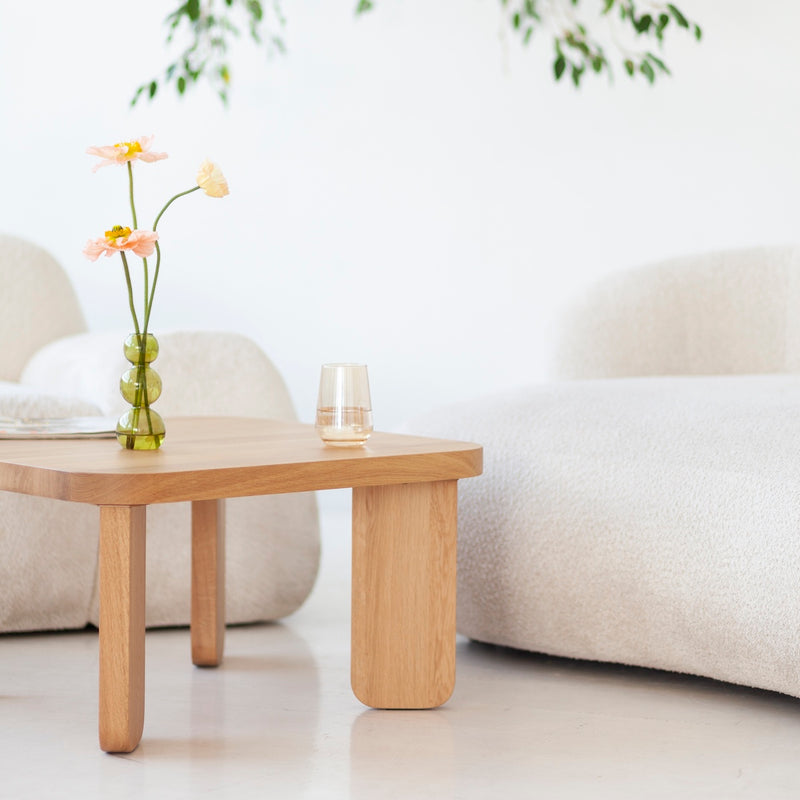 Close-up of SK1 solid oak tabletop showing natural grain