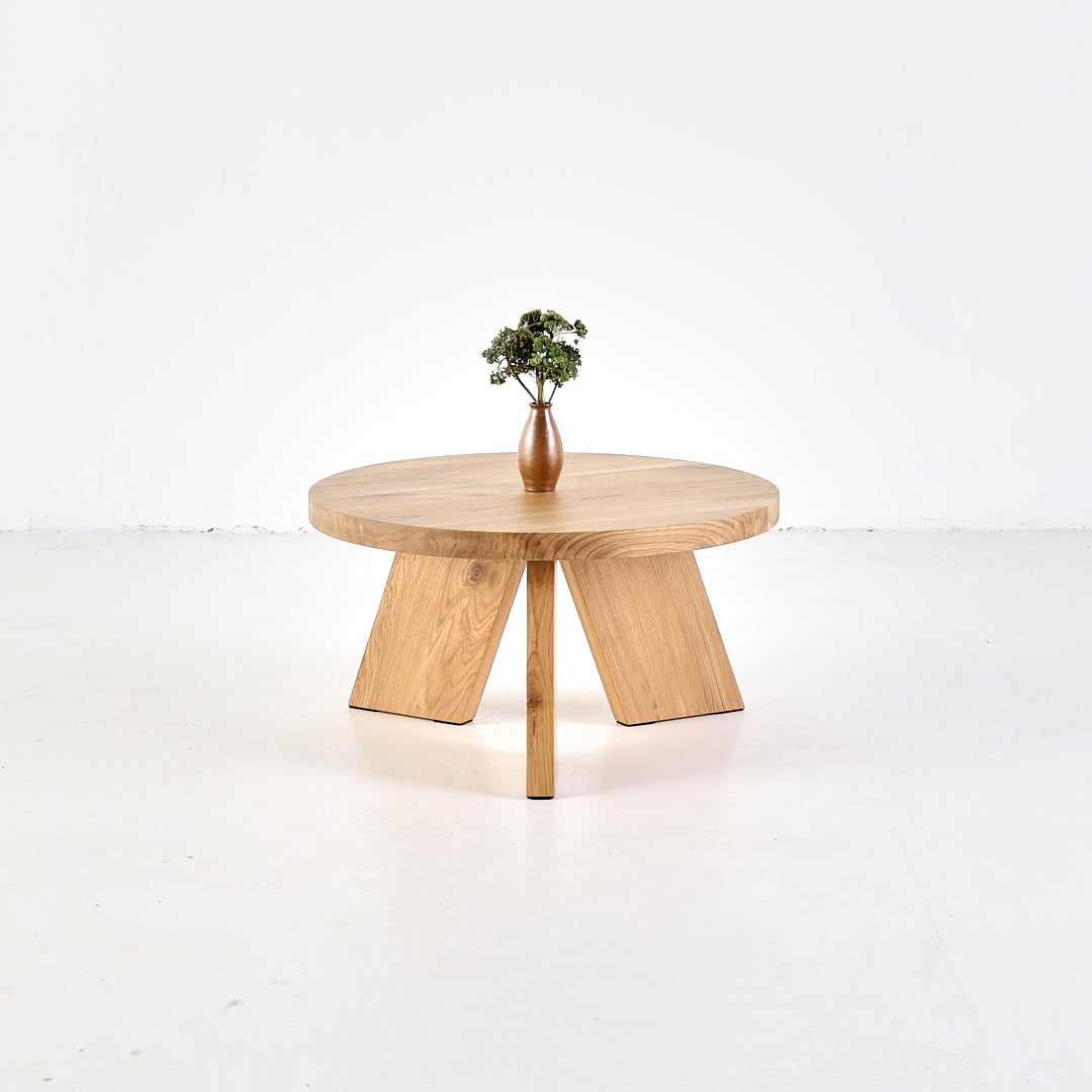 Set of SK5 nesting solid oak coffee tables for flexible arrangements