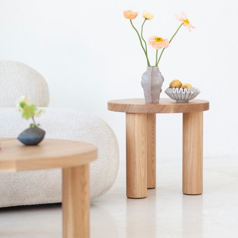 Close-up of SK3 solid oak tabletop showing natural wood grain