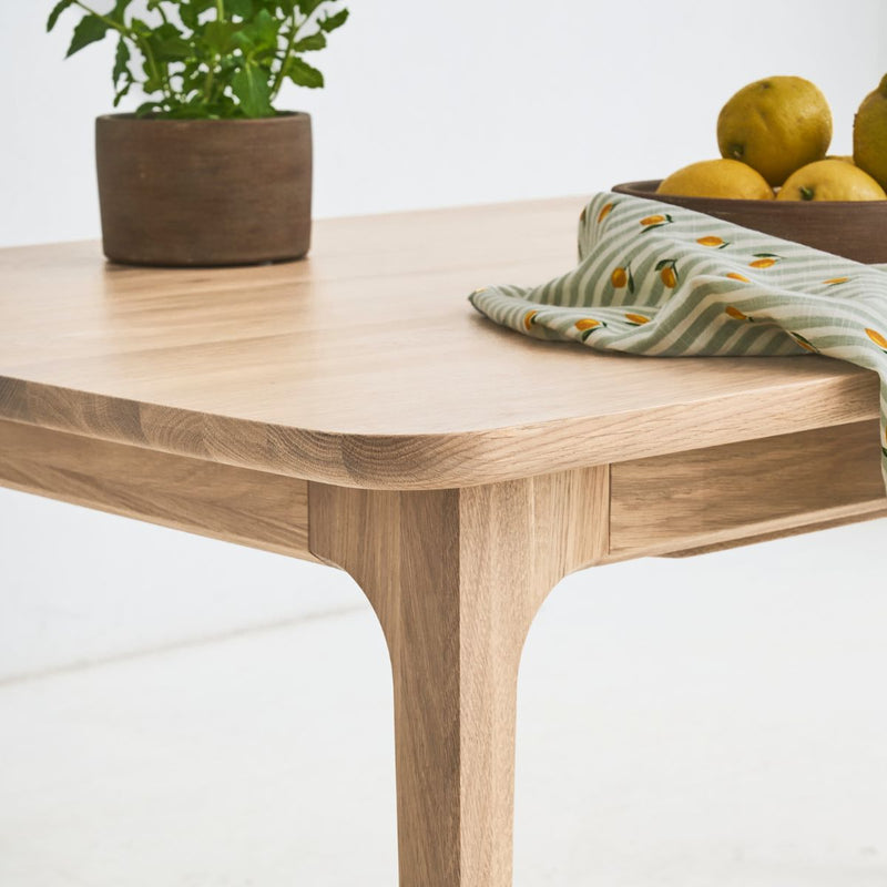 DUNO solid oak table blending contemporary European and Japanese design elements