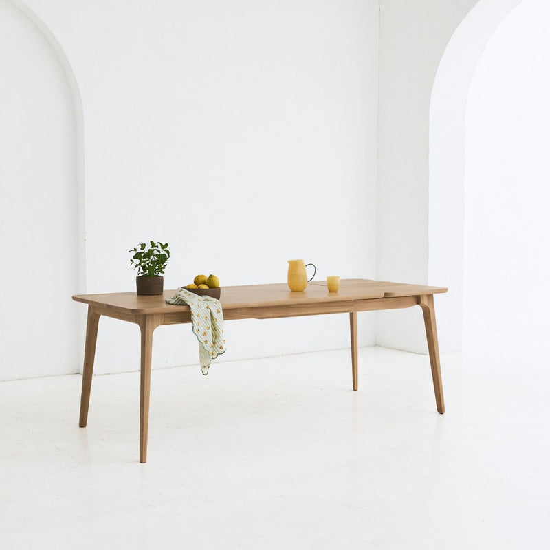 Close-up of DUNO tabletop showing clean lines and natural oak grain