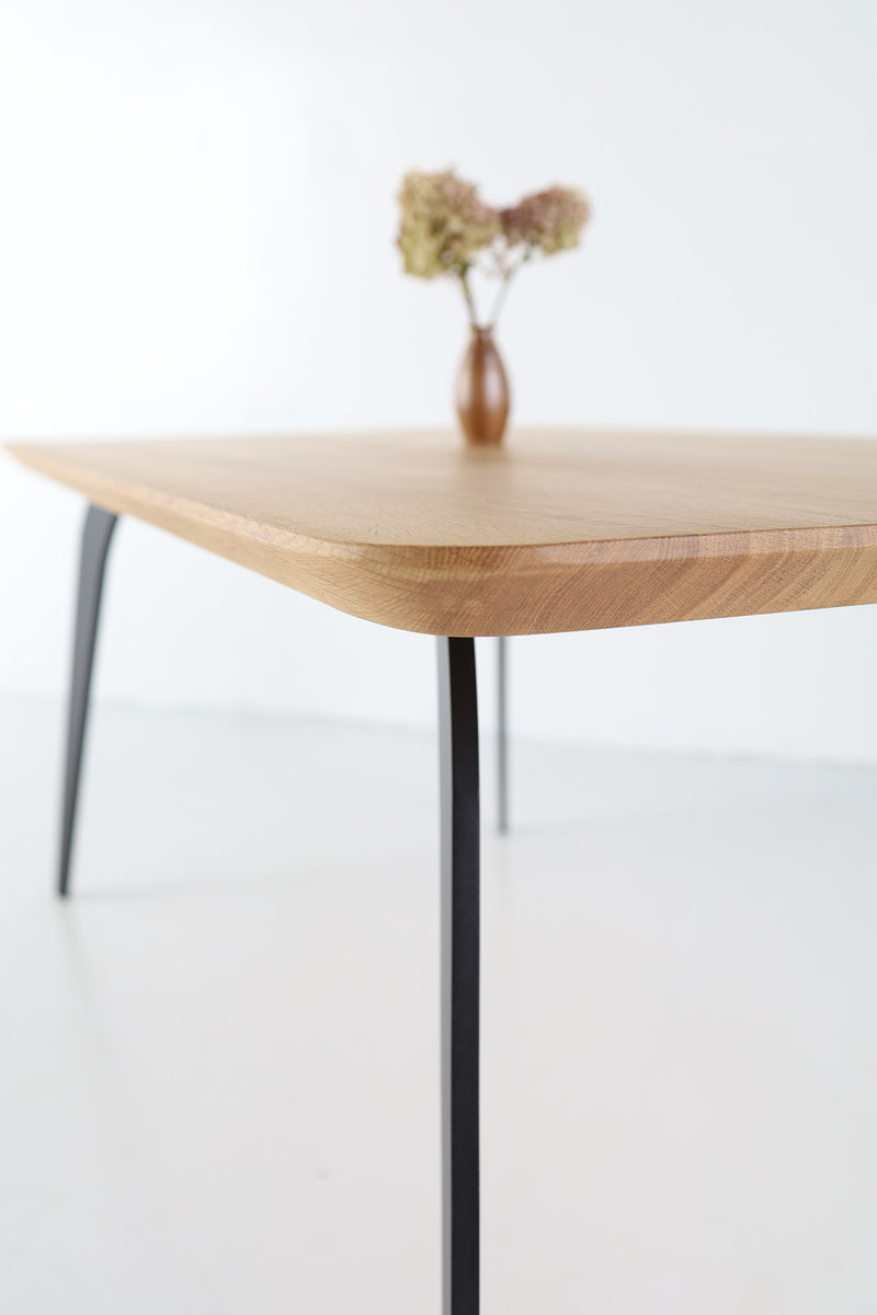 Close-up of ST 2 solid oak tabletop showing natural grain and texture