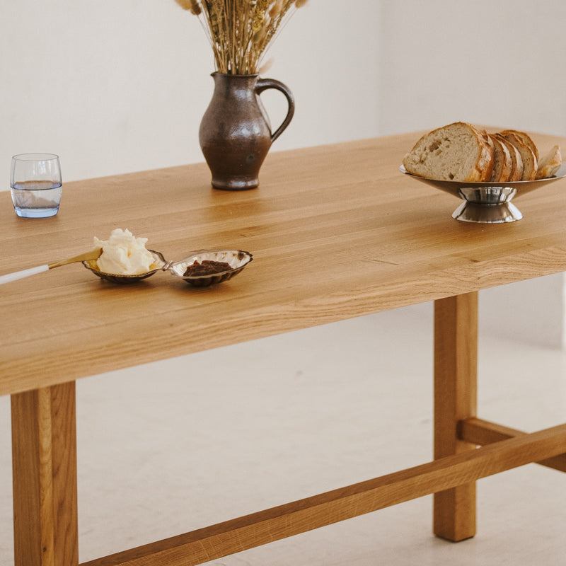 Close-up of ST 20 solid oak tabletop with smooth natural finish