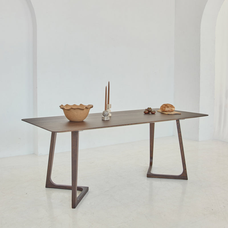 Close-up of ST12 Slim Oak tabletop showing smooth natural oak finish