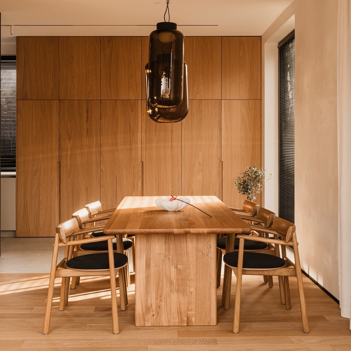 Close-up of ST 16 OVO solid oak tabletop with R40 mm rounded edges