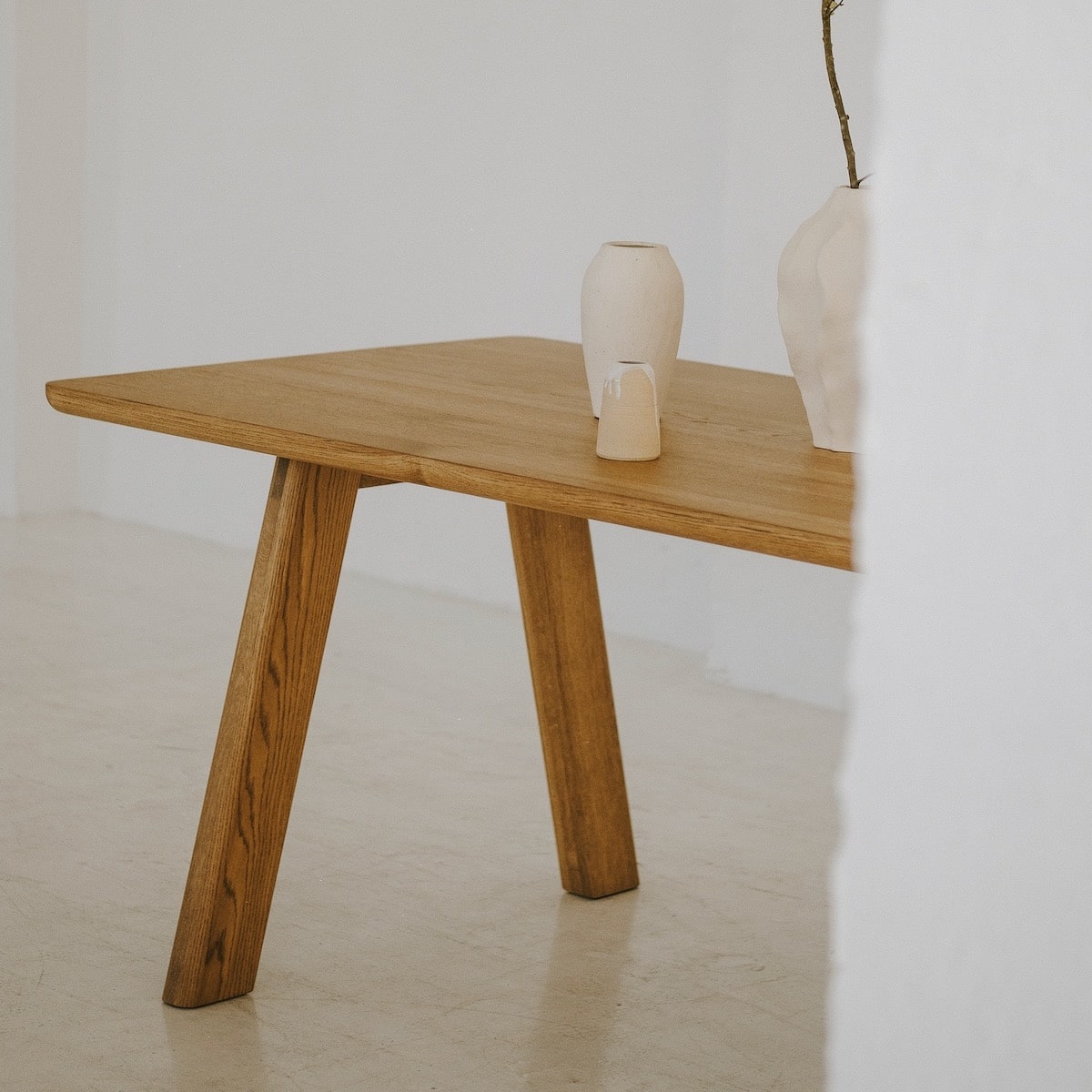 ST 17 oak dining table inspired by classic design with modern rounded shape