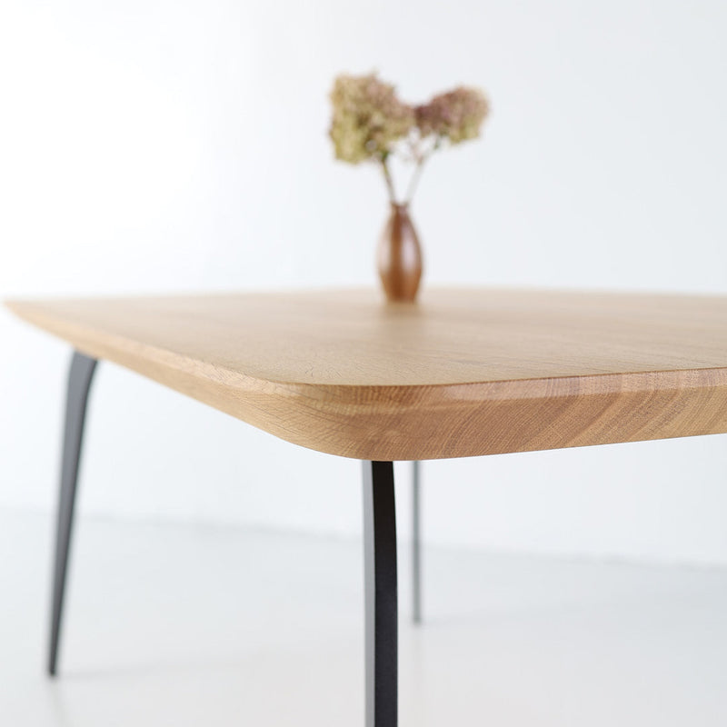 Close-up of ST 2 solid oak tabletop showing natural grain and texture