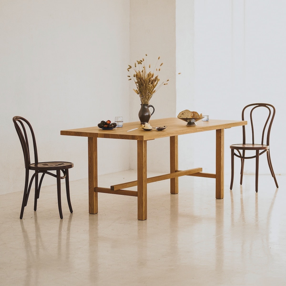 Handcrafted ST 20 oak table combining Japanese harmony and Scandinavian calm